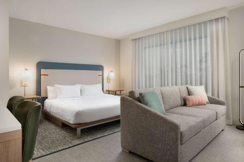 Postel nebo postele na pokoji v ubytování Homewood Suites By Hilton Goldsboro