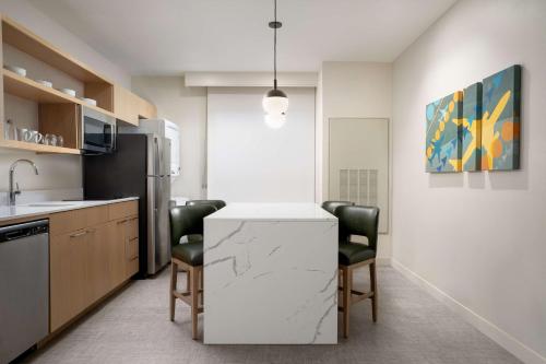 Kuchyň nebo kuchyňský kout v ubytování Homewood Suites By Hilton Goldsboro