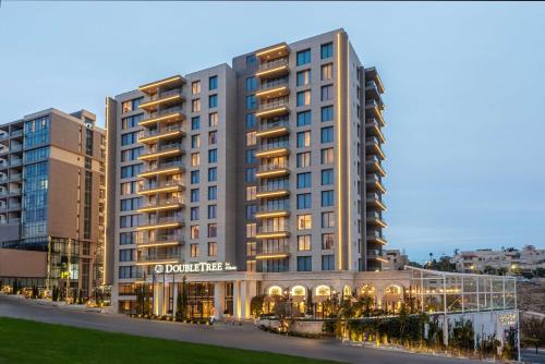 安曼Doubletree By Hilton Amman Hotel & Residences的城市中一座大型建筑的效果图