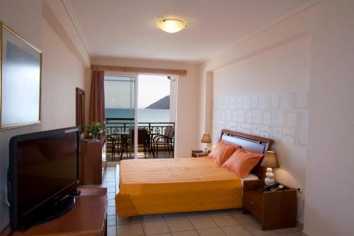 Postel nebo postele na pokoji v ubytování Grand Nefeli Resort