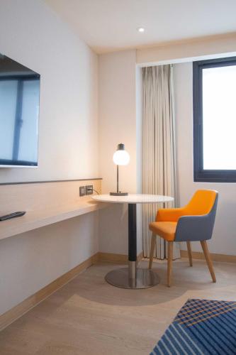 Holiday Inn Express Taipei Train Station by IHGにあるテレビまたはエンターテインメントセンター