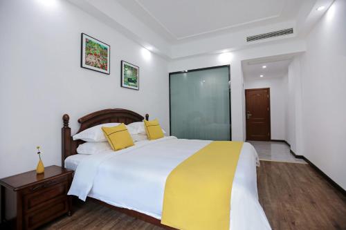 Ein Bett oder Betten in einem Zimmer der Unterkunft Zhangjiajie Guanshan Beiyuan