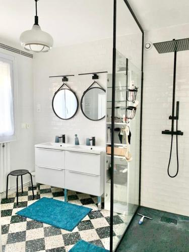 une salle de bain avec un lavabo blanc et un miroir dans l'établissement CANET PLAGE Maison avec terrasses, à Canet