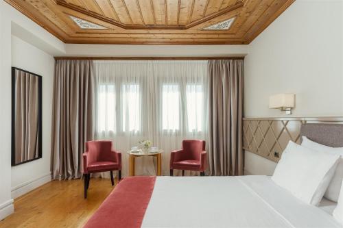 Postel nebo postele na pokoji v ubytování The Lake Hotel