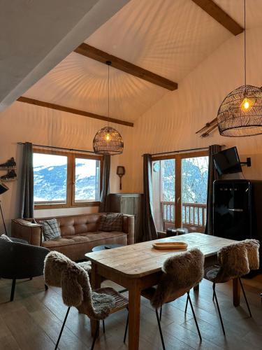un salon avec une table et un canapé dans l'établissement Appartement 'Paradi Ski, Bike & Hike', à Montalbert