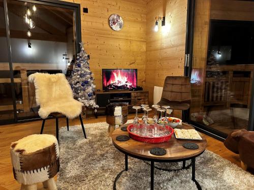 un salon avec un sapin de Noël et une table dans l'établissement Duplex d'exception 8 personnes 83m2 au pied des pistes, proche commerces - Résidence Le Skieur, à Les Deux Alpes