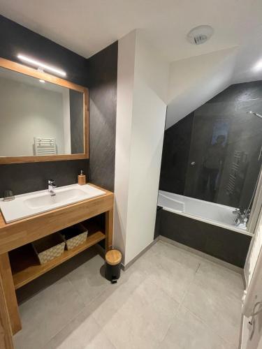 une salle de bain avec un lavabo et un grand miroir dans l'établissement Duplex d'exception 8 personnes 83m2 au pied des pistes, proche commerces - Résidence Le Skieur, à Les Deux Alpes