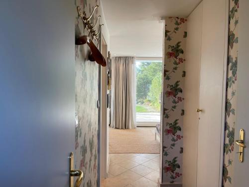 un pasillo con una puerta que da a una habitación en Strandgut, en Rostock