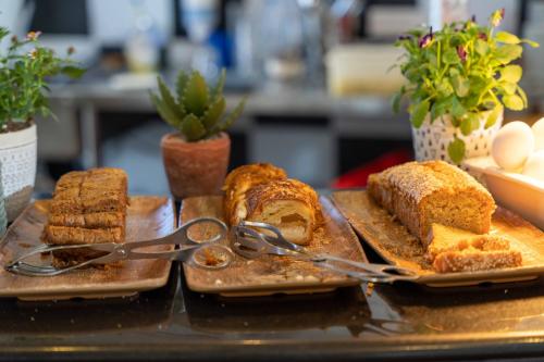a tray with slices of bread and a pair of scissors at Hotel Basel Tel-Aviv in Tel Aviv