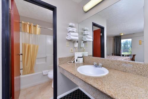 Ванная комната в Americas Best Value Inn - Augusta / South