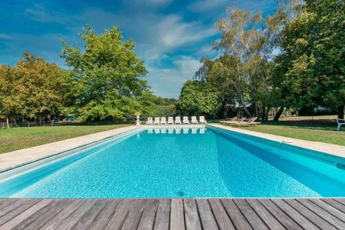 une piscine avec une terrasse en bois et des arbres dans l'établissement PARENTHESE 30 COUCHAGES SUR 2 GITES PISCINE 1H30 Paris CAMPAGNE CHIC, à Conflans-sur-Loing