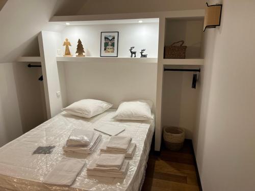 a small bedroom with a bed with towels on it at PARENTHESE 30 COUCHAGES SUR 2 GITES PISCINE 1H30 Paris CAMPAGNE CHIC in Conflans-sur-Loing