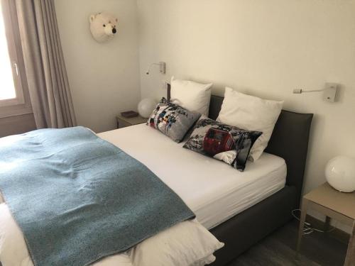 a bedroom with a bed with pillows on it at MyHome - Curling A3 15 - Très beau 2 pièces 4pax skis aux pieds - Val Claret in Tignes