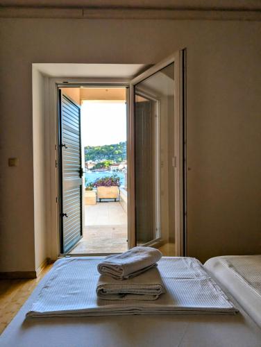 a bedroom with a bed with a view of the ocean at APARTMAN 1 Istočna Gomilica in Tisno
