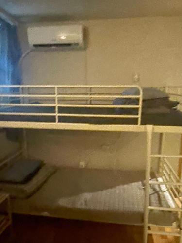 Ένα ή περισσότερα κρεβάτια σε δωμάτιο στο Lyndon Guesthouse