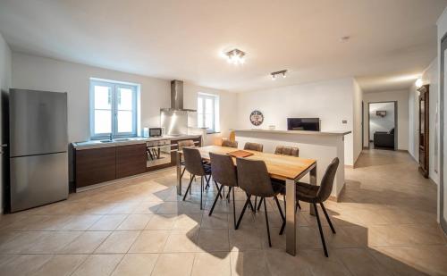 une cuisine et une salle à manger avec une table et des chaises dans l'établissement Le Repos de la Citadelle, à Chalon-sur-Saône