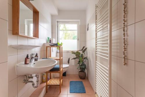 Bilik mandi di Heimathafen Hannover- Big House with swimmingpool, sauna and garden