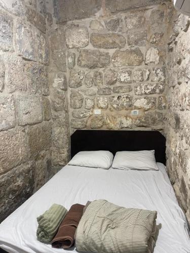 Cama ou camas em um quarto em Bab El-Silsileh Hostel