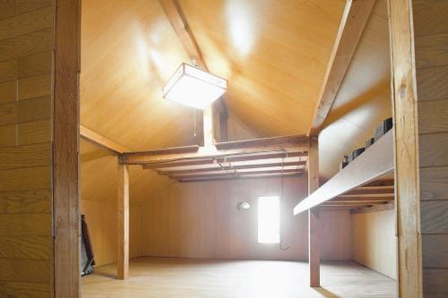 a room with a bunk bed and a light on the ceiling at 九十九里シーサイドヴィラ in Tōganemachi