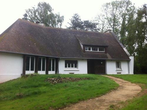 une maison blanche avec un toit noir dans l'établissement Gite de la Demi Lune, à Le Tremblay-le-Vicomte
