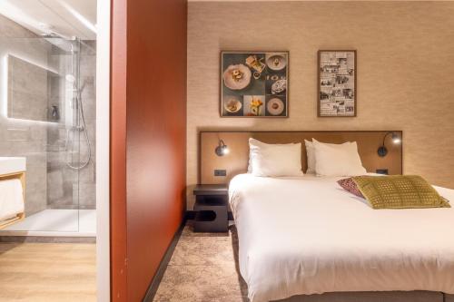 a hotel room with a bed and a shower at Fletcher Hotel-Restaurant Klein Zwitserland in Heelsum