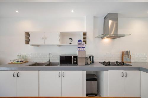 Η κουζίνα ή μικρή κουζίνα στο Kokotel Khao Lak Isara Casa