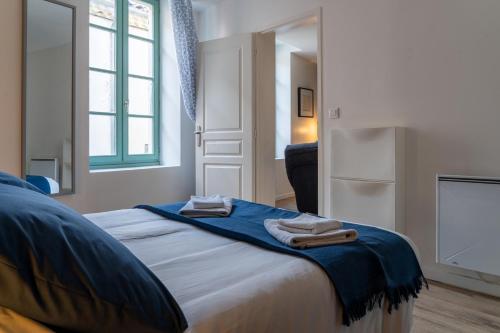 une chambre avec un lit avec deux serviettes dessus dans l'établissement Appartement central-Wifi-Netflix, à Montélimar