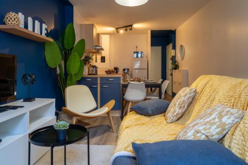 un salon avec un lit et une cuisine dans l'établissement Appartement central-Wifi-Netflix, à Montélimar