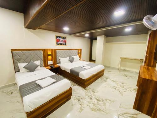 Postel nebo postele na pokoji v ubytování Hotel AVK-Near Kokilaben Hospital & Versova Beach- Rooms with Kitchen
