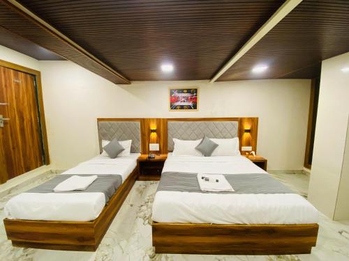 Ένα ή περισσότερα κρεβάτια σε δωμάτιο στο Hotel AVK-Near Kokilaben Hospital & Versova Beach- Rooms with Kitchen