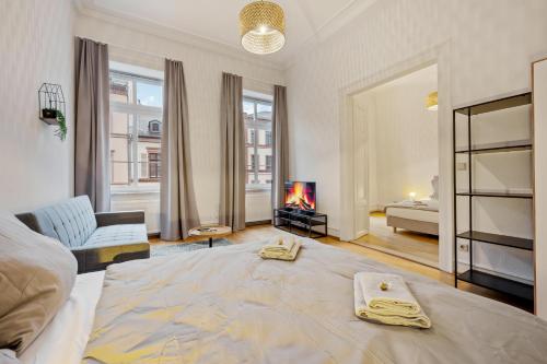 a large bedroom with a bed and a fireplace at Apartment 5 min zur Fußgängerzone in Wiesbaden