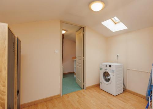 a laundry room with a washing machine and a window at MAISON DU SOUVENIR 70 m2 près du Futuroscope in Lhommaizé