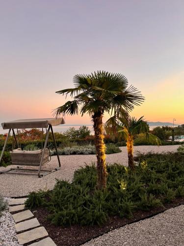 Luxury Apartment St Hedonist with Pool and Garden