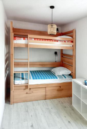 une chambre avec deux lits superposés dans une pièce dans l'établissement Maison charmante à Aubignan avec piscine partagée, à Aubignan