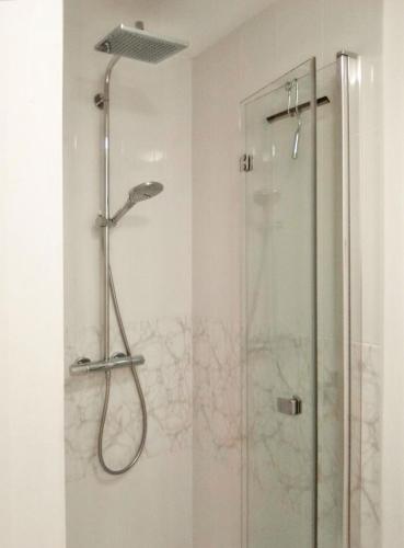 une salle de bain avec une douche avec une porte vitrée dans l'établissement Maison accueillante avec jardin à Selles-sur-Cher, à Selles-sur-Cher