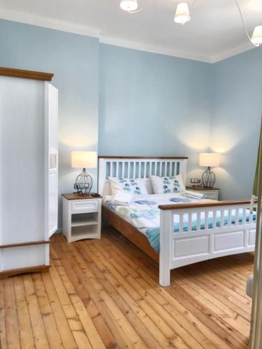 una camera con un letto bianco e due comodini di Charming Apartment Sofia 100m² a Sofia