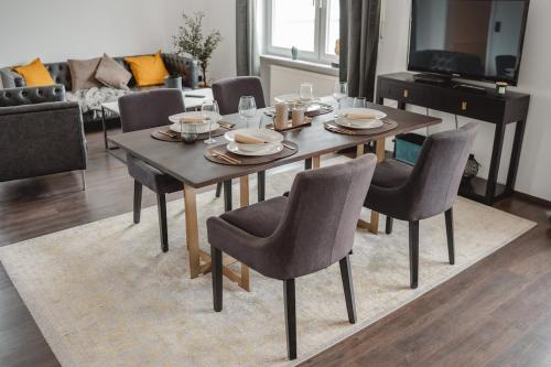 une table à manger et des chaises dans un salon dans l'établissement Smart & Stay Living, à Mörlenbach