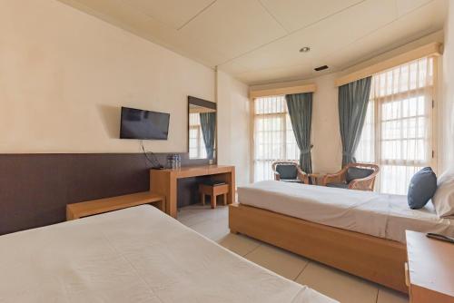 Postel nebo postele na pokoji v ubytování Urbanview Hotel Crown Tasikmalaya by RedDoorz