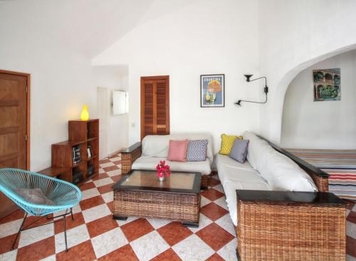 uma sala de estar com um sofá e uma mesa em Maison accueillante à Saint-François avec piscine privée. em Saint-François