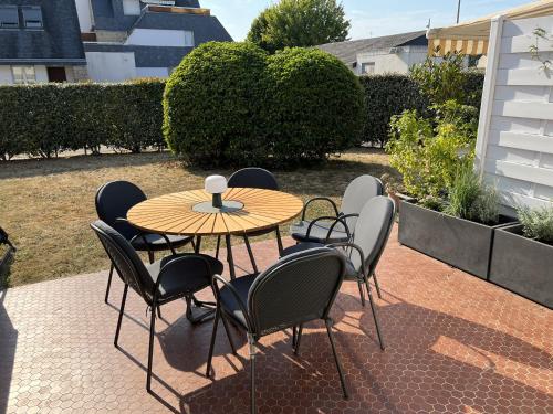 une table et des chaises assises sur une terrasse dans l'établissement Triplex à 200m de la plage - Ô délices marins, à Carnac