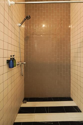 Bagno di The Local Khaosan Bangkok Hotel