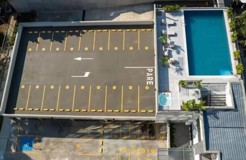 Bazén v ubytování Modern Studio in South Cali - Style & Comfort nebo v jeho okolí