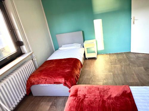 Ένα ή περισσότερα κρεβάτια σε δωμάτιο στο Amazing entire Apartment, U79&S1, Messe, Airport, Hbf, 6-Seen-Platte