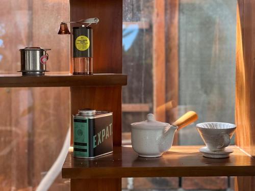 un tavolo di legno con teiera e un contenitore sopra di Authentic Bungalow for ocean lovers! a Tanah Lot