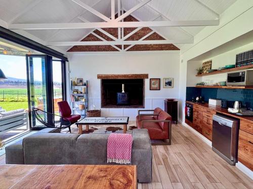 una sala de estar con un sofá y una mesa en Kiekiebos, en Wilderness