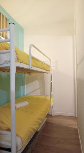 une chambre avec deux lits superposés dans l'établissement La Parenthèse Ensoleillée, à Narbonne-Plage
