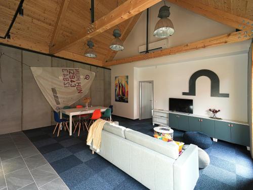 a living room with a couch and a table at Soling apartmanház Velence in Velence
