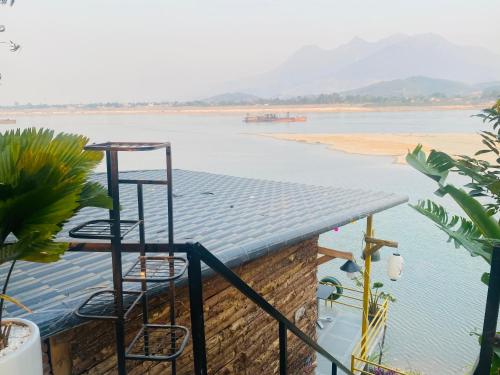 a view of the mekong river from a balcony at Homestay nhà gỗ Lan Anh in Phú Thọ