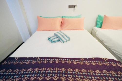 Letto o letti in una camera di The Local Khaosan Bangkok Hotel