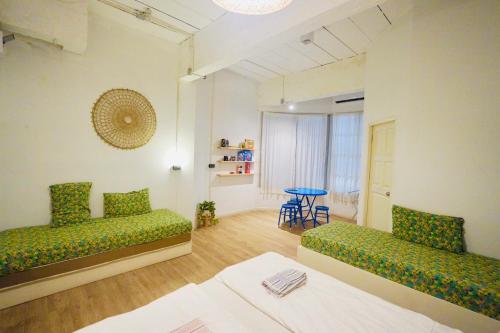 Letto o letti in una camera di The Local Khaosan Bangkok Hotel